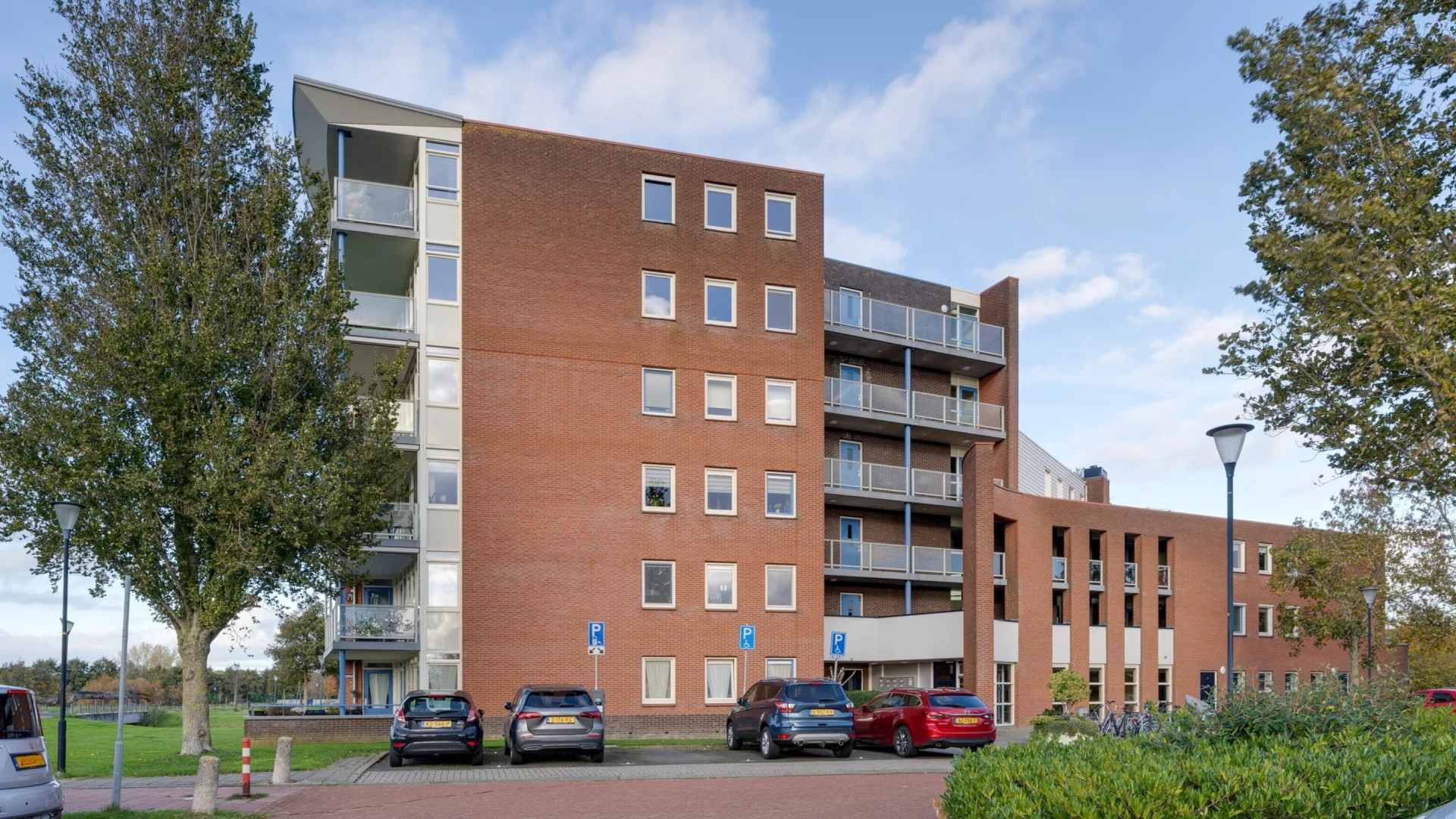 Jan Smit maakt andere woonkeuze dan zijn villa. Zie foto's 5