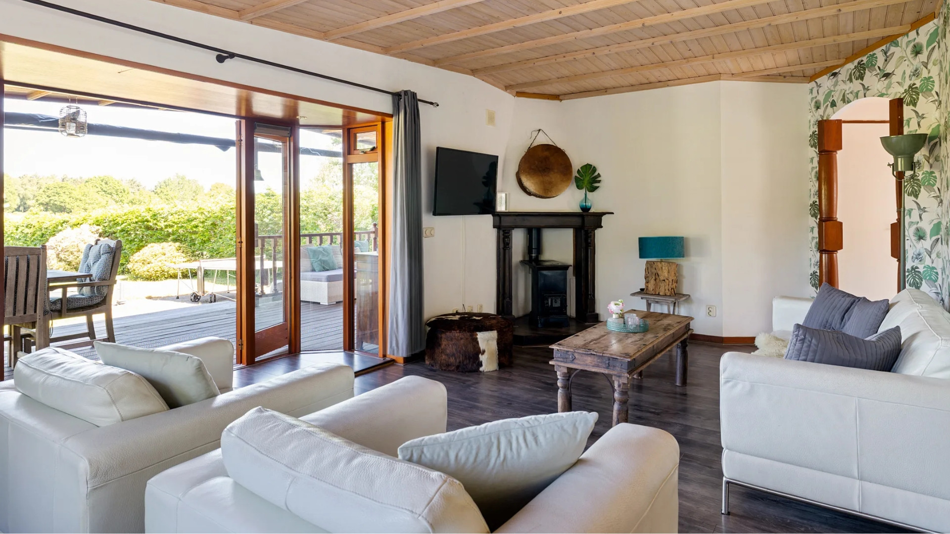 Emily Bremers verkocht met mooie winst haar aan het water gelegen chalet. Zie foto's 2