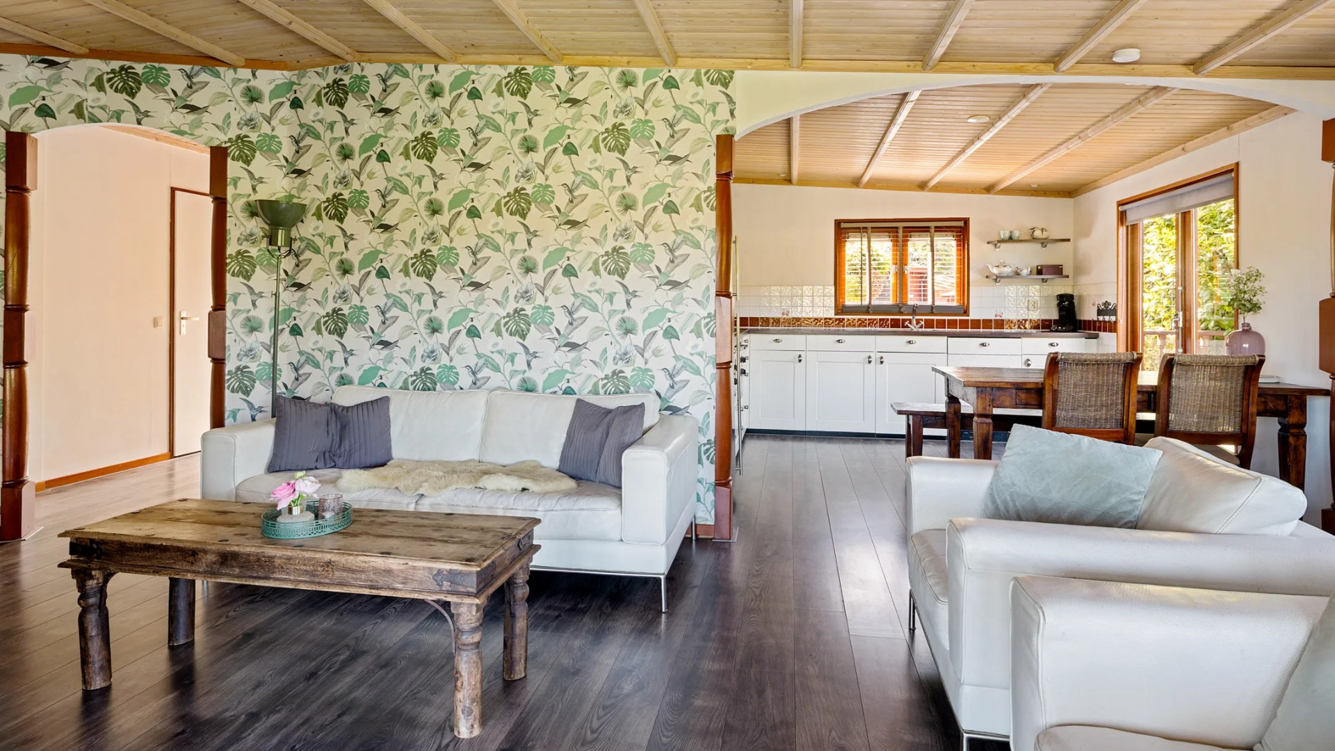 Emily Bremers verkocht met mooie winst haar aan het water gelegen chalet. Zie foto's 4
