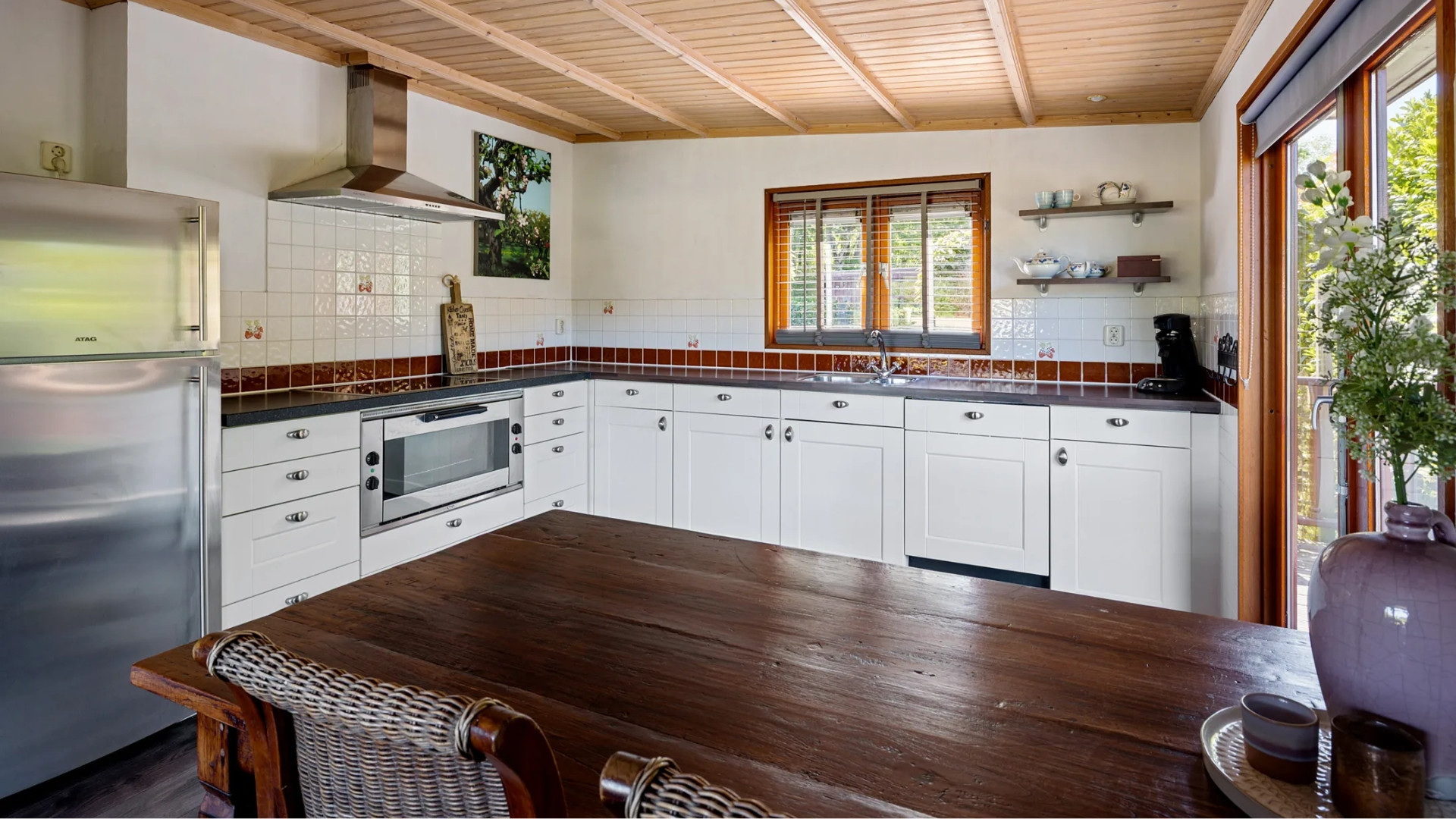 Emily Bremers verkocht met mooie winst haar aan het water gelegen chalet. Zie foto's 5