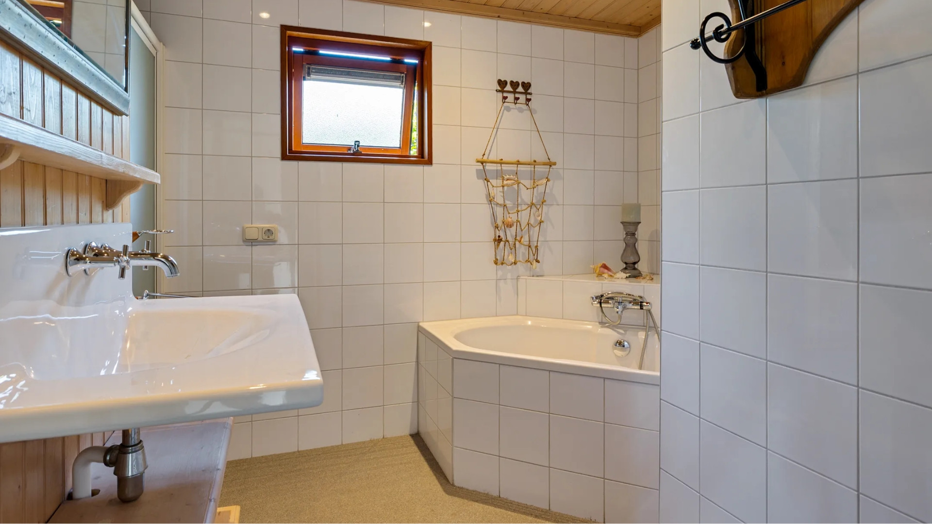 Emily Bremers verkocht met mooie winst haar aan het water gelegen chalet. Zie foto's 7