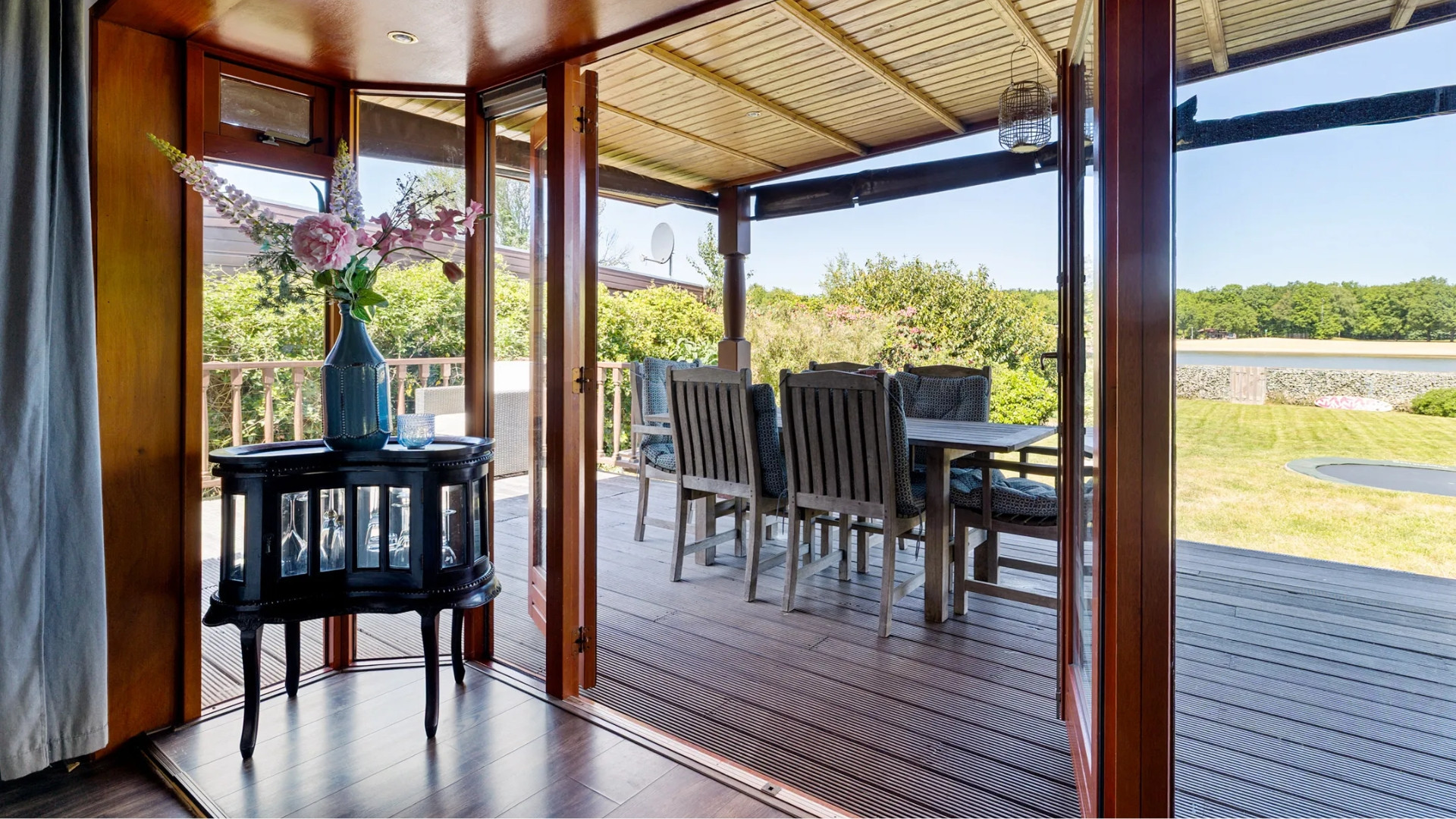 Emily Bremers verkocht met mooie winst haar aan het water gelegen chalet. Zie foto's 8