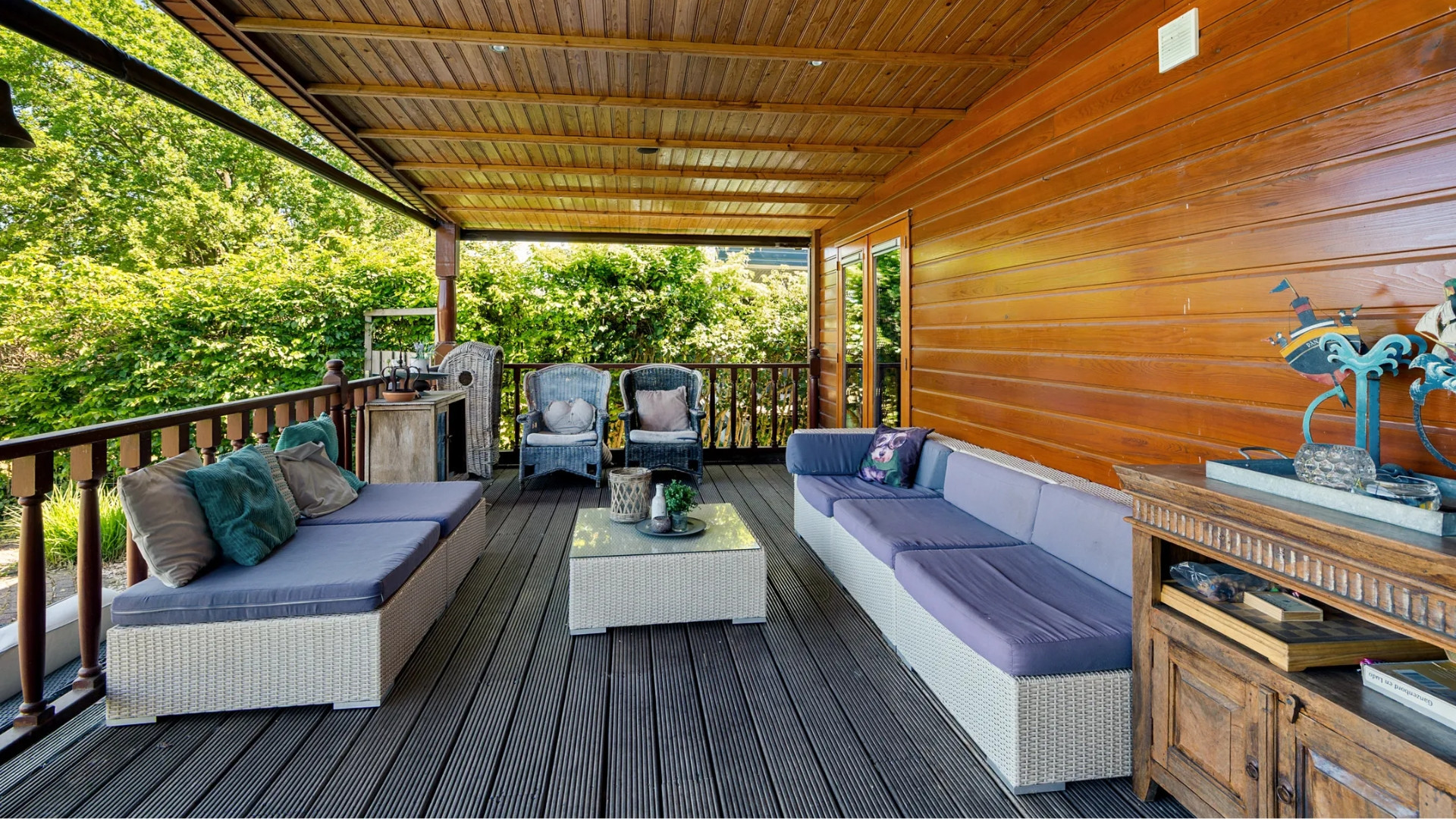 Emily Bremers verkocht met mooie winst haar aan het water gelegen chalet. Zie foto's 9