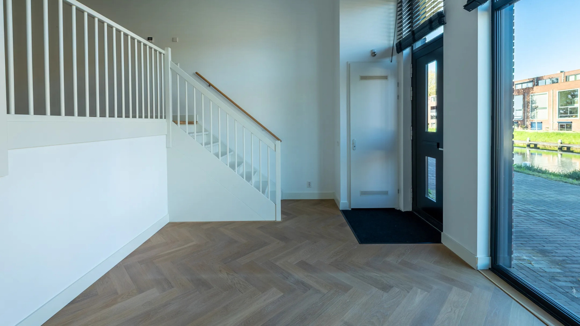 Wesley Sneijder verruilt luxe penthouse voor deze bijzondere waterwoning. Zie foto's 2
