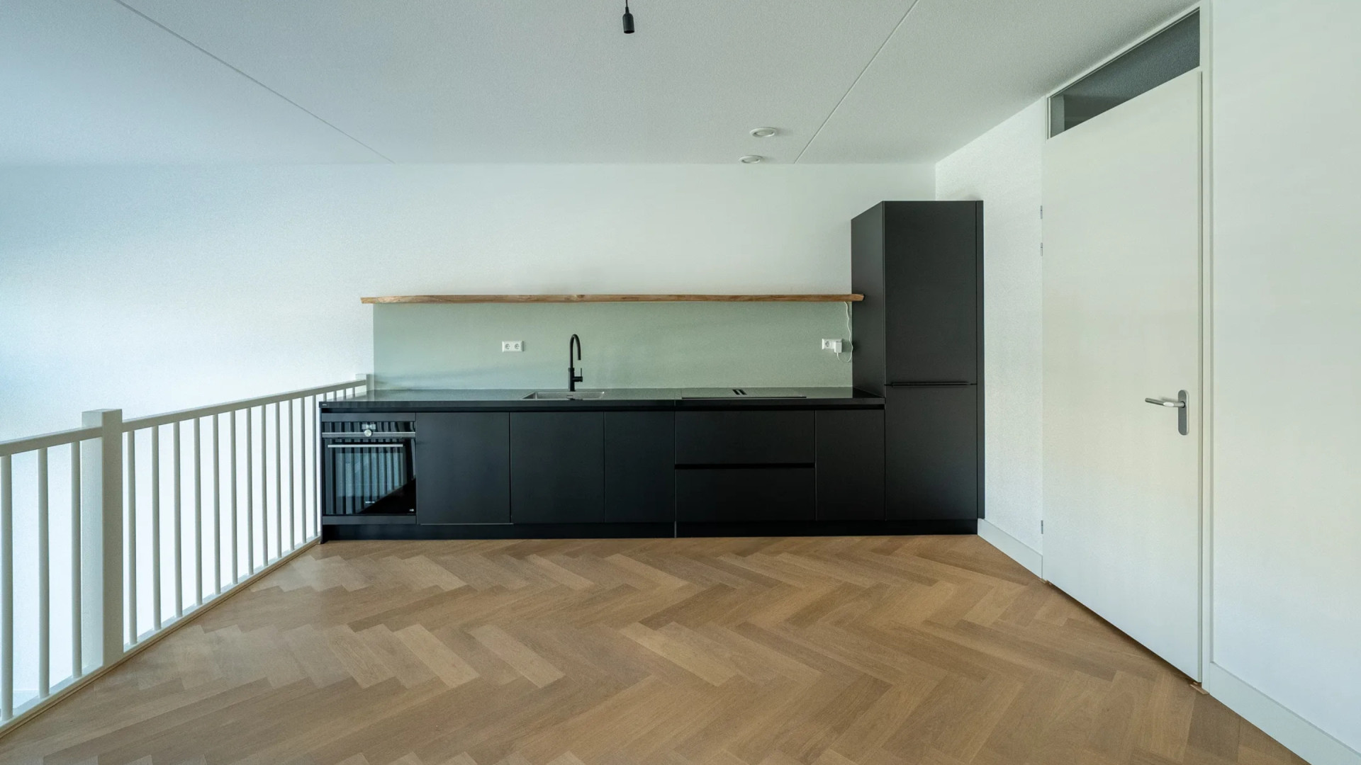 Wesley Sneijder verruilt luxe penthouse voor deze bijzondere waterwoning. Zie foto's 5