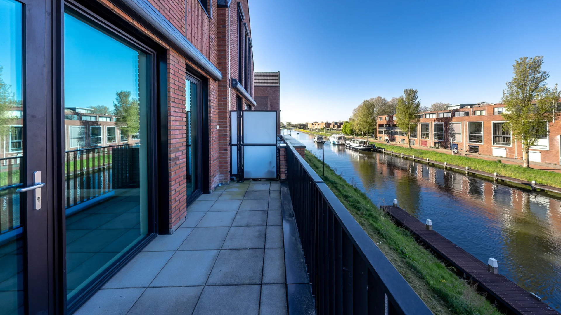 Wesley Sneijder verruilt luxe penthouse voor deze bijzondere waterwoning. Zie foto's 8