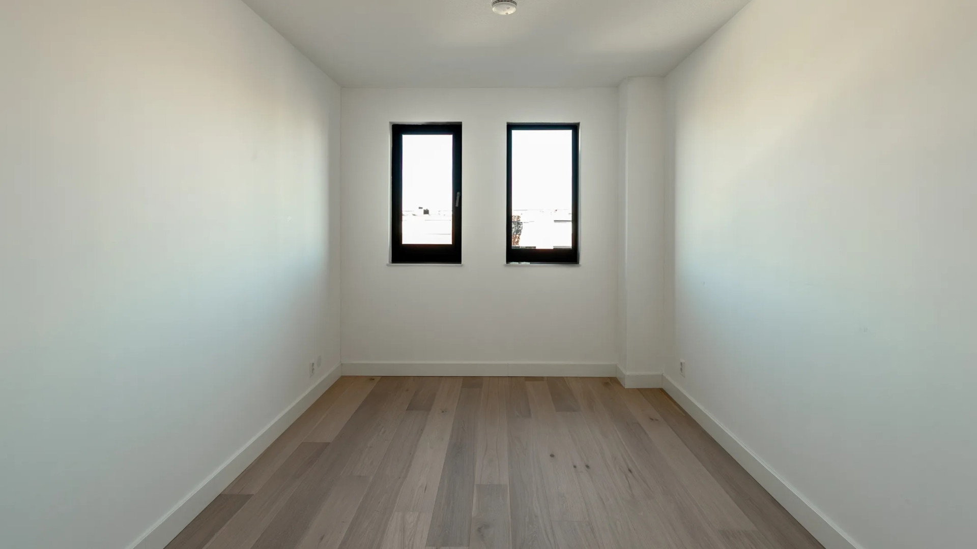 Wesley Sneijder verruilt luxe penthouse voor deze bijzondere waterwoning. Zie foto's 10