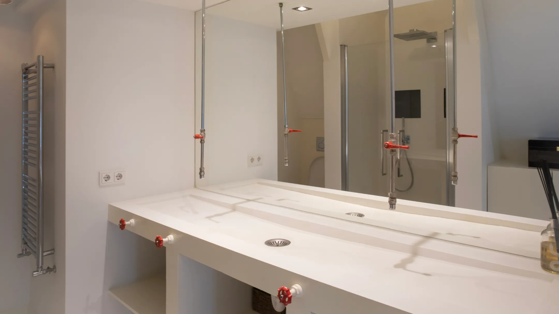 Jan des Bouvrie jr zet zijn schitterend ingerichte appartement te koop. Zie foto's 9