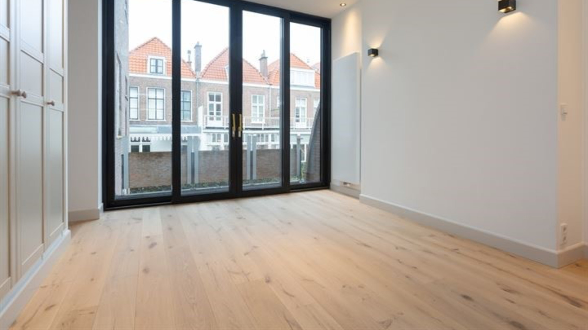 Tijl Beckand zet zijn prachtige Haagse parterrewoning in de Archipelbuurt te huur. Zie foto's 11