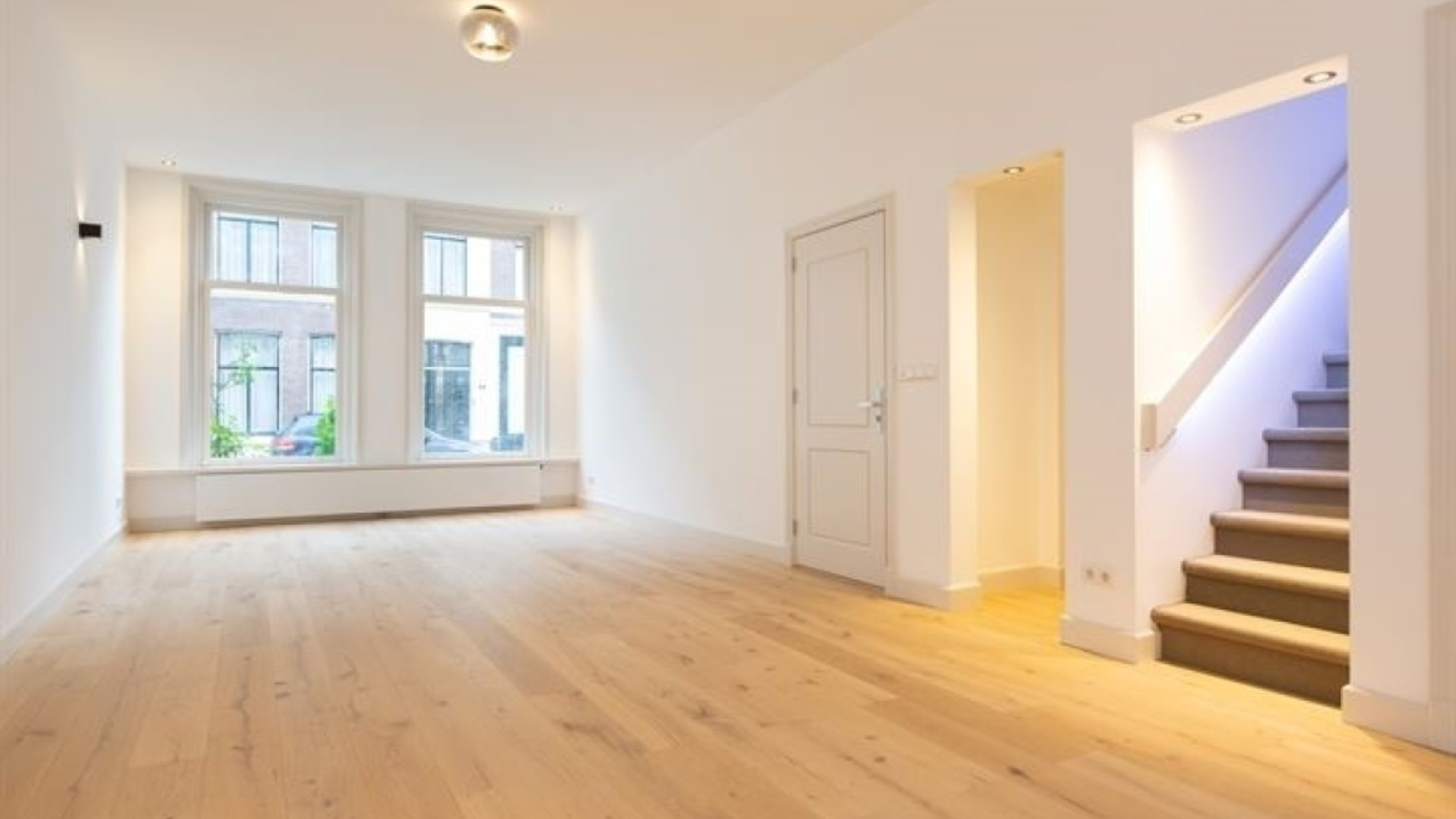 Tijl Beckand zet zijn prachtige Haagse parterrewoning in de Archipelbuurt te huur. Zie foto's 4