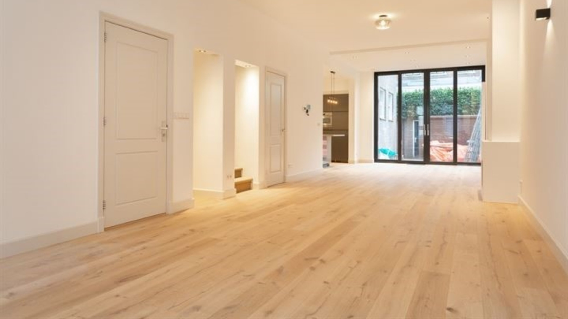 Tijl Beckand zet zijn prachtige Haagse parterrewoning in de Archipelbuurt te huur. Zie foto's 5