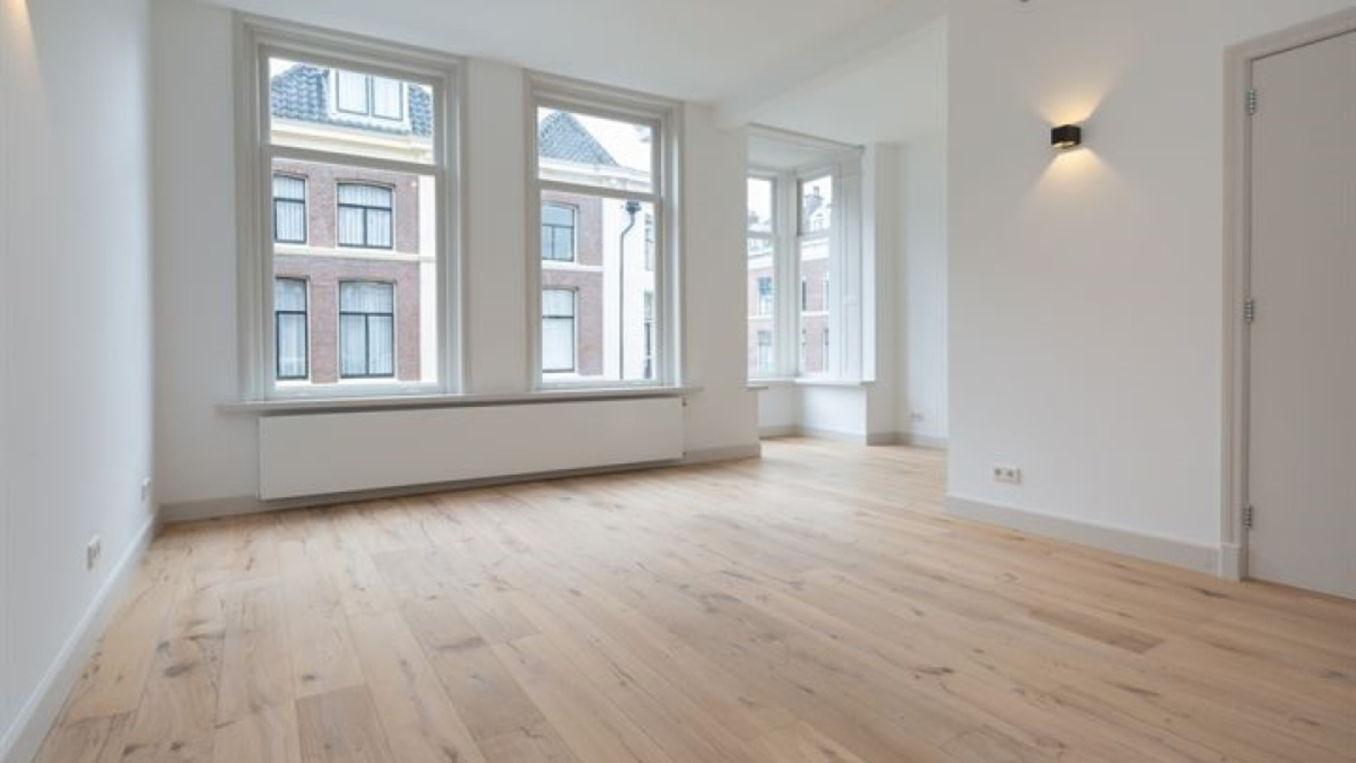 Tijl Beckand zet zijn prachtige Haagse parterrewoning in de Archipelbuurt te huur. Zie foto's 8