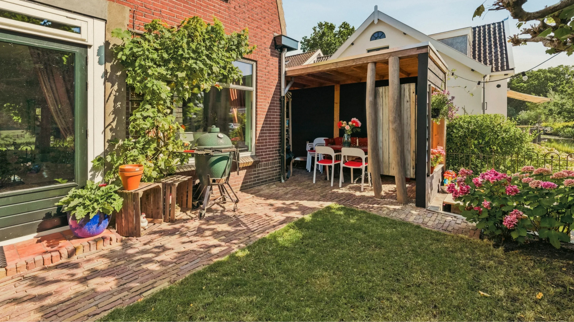 Douwe Bob zet zijn zeer romantische woning aan het water te koop. Zie foto's 12