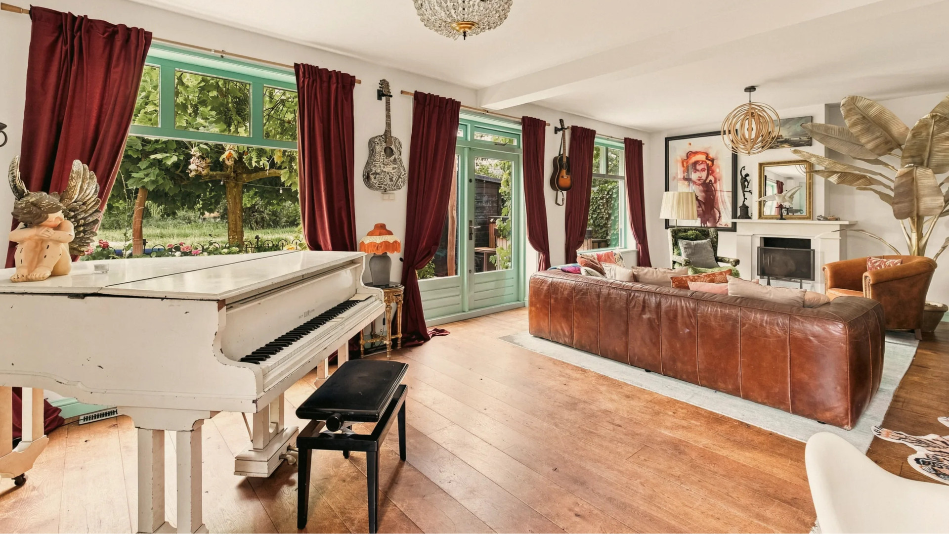 Douwe Bob zet zijn zeer romantische woning aan het water te koop. Zie foto's 2