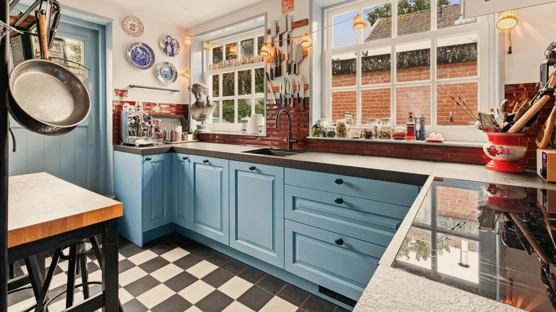 Douwe Bob zet zijn zeer romantische woning aan het water te koop. Zie foto's 6