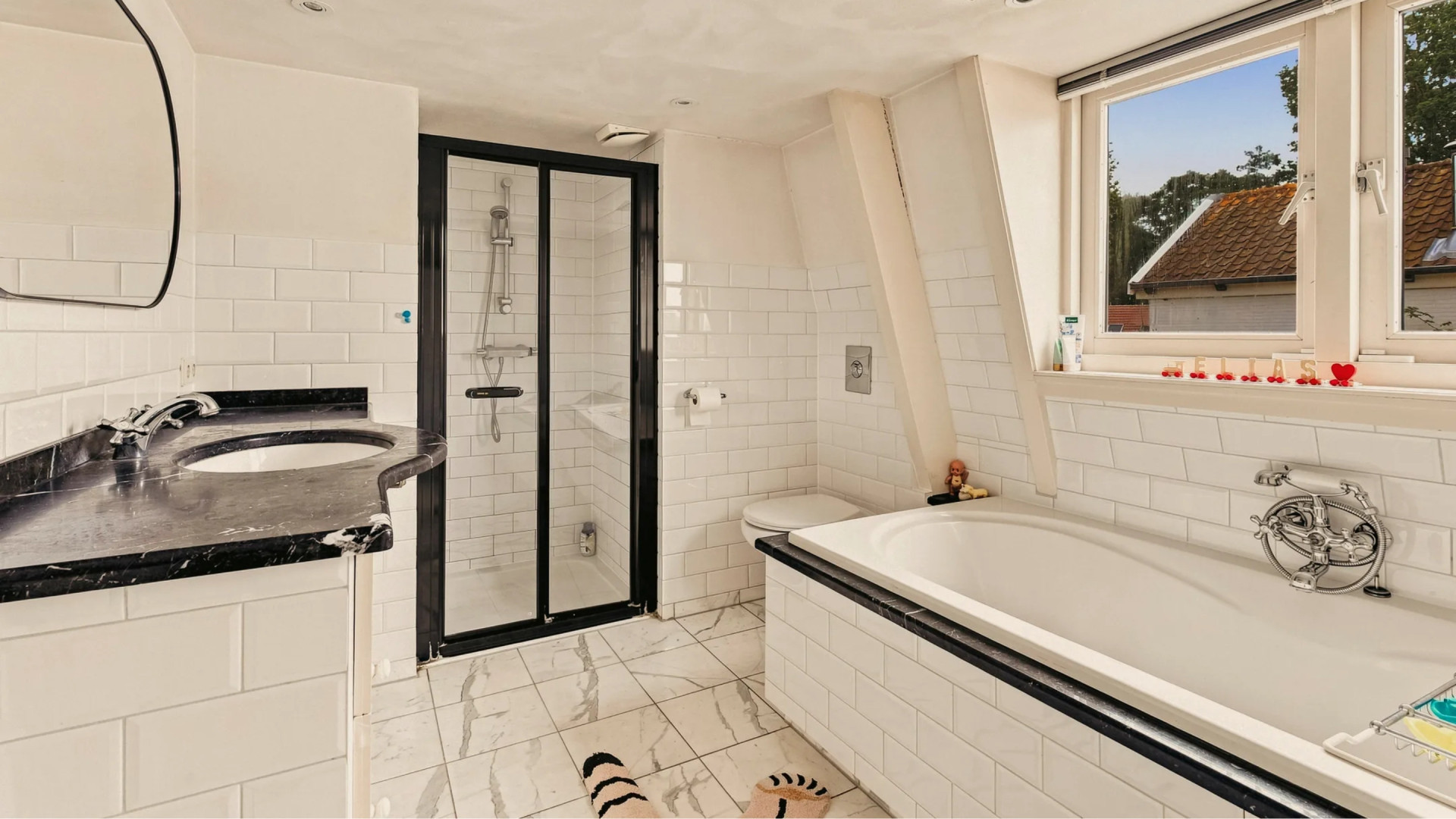 Douwe Bob zet zijn zeer romantische woning aan het water te koop. Zie foto's 9