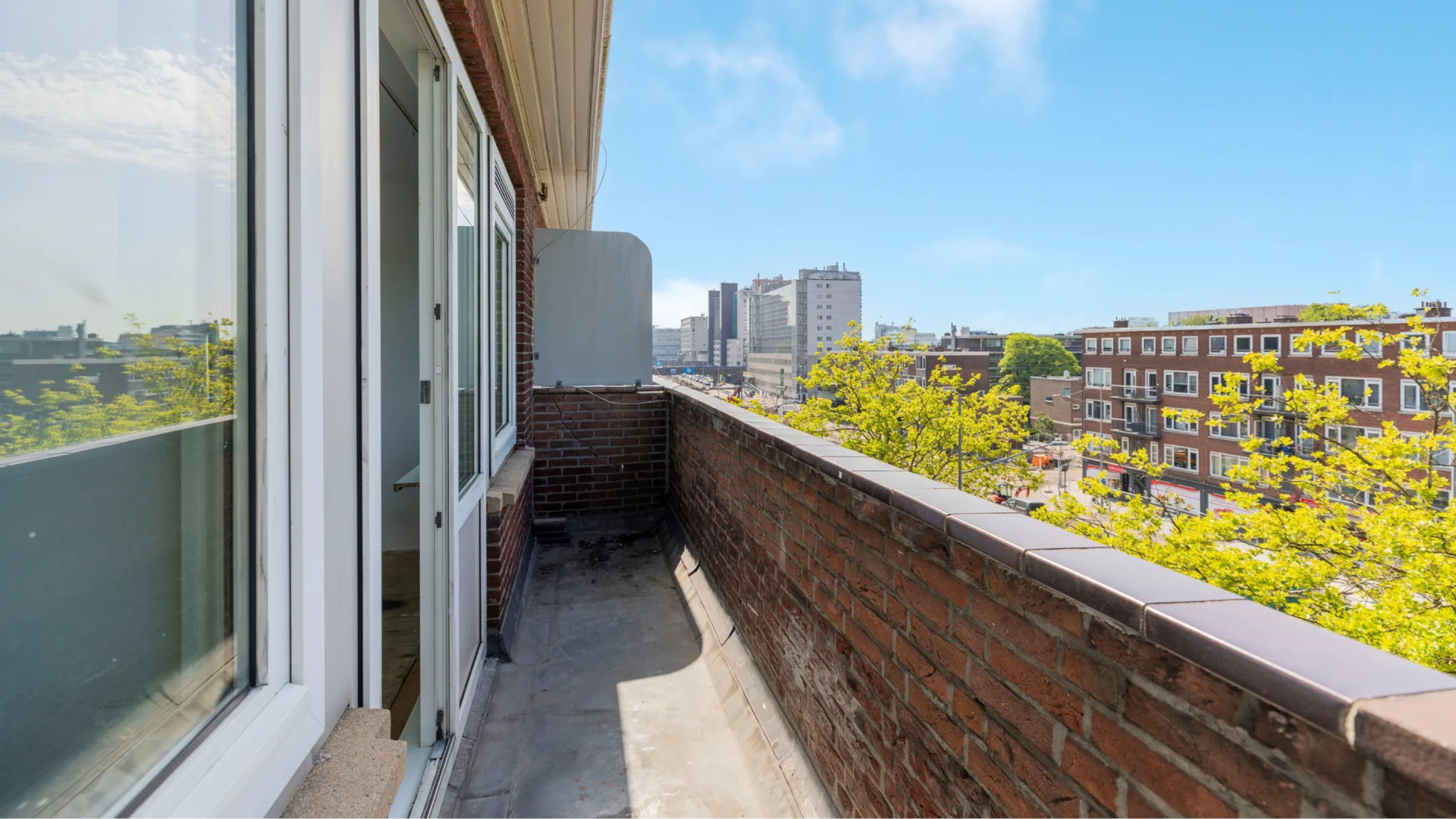 Anna Nooshin scoort ton winst met dit afbraak appartement. Zie foto's 11