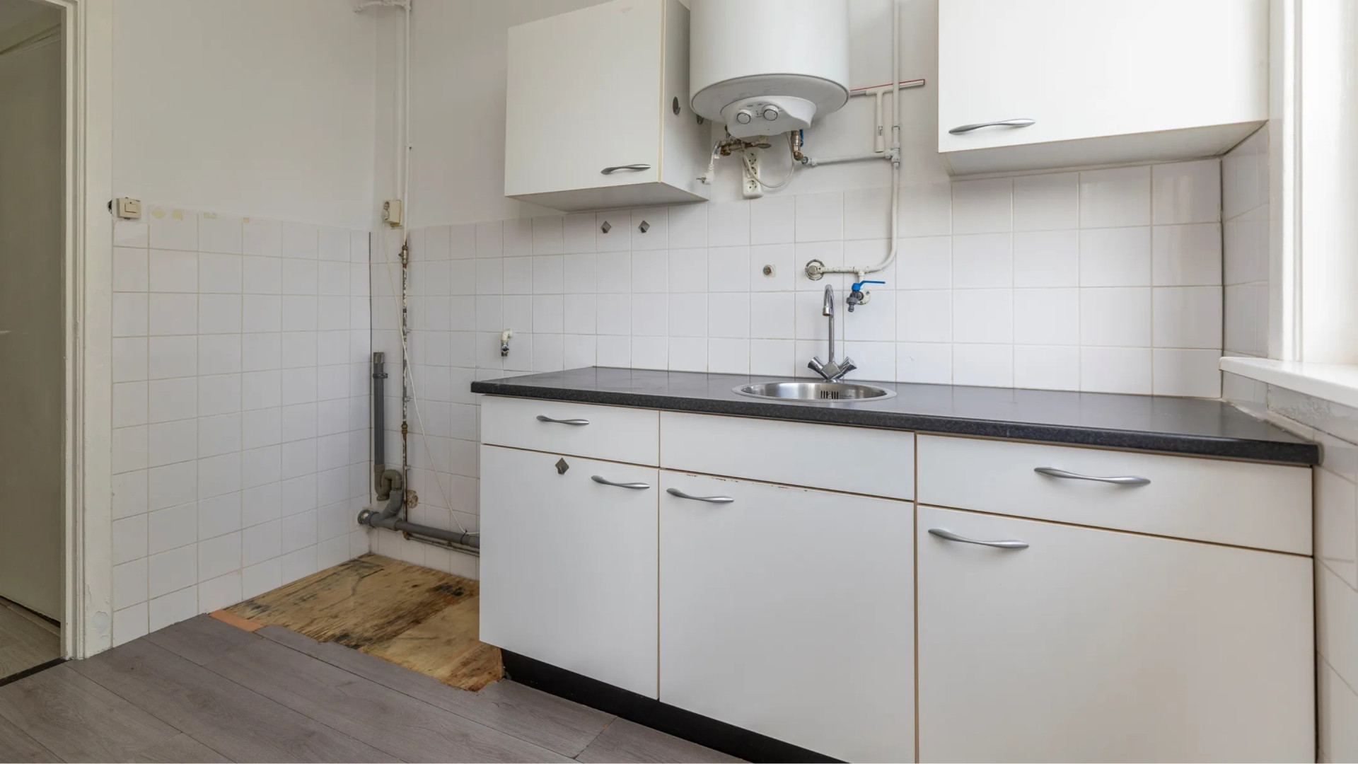 Anna Nooshin scoort ton winst met dit afbraak appartement. Zie foto's 6