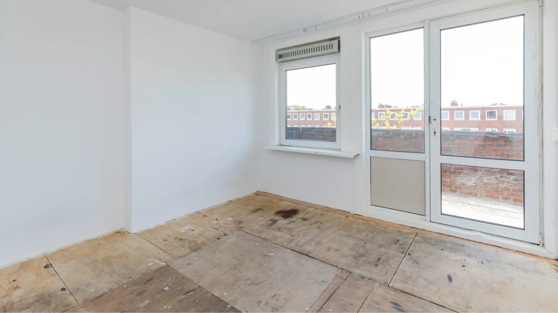 Anna Nooshin scoort ton winst met dit afbraak appartement. Zie foto's 8