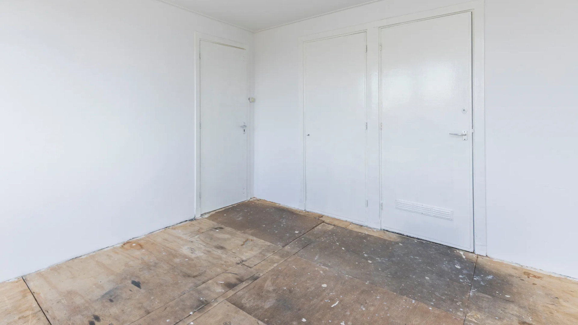 Anna Nooshin scoort ton winst met dit afbraak appartement. Zie foto's 9
