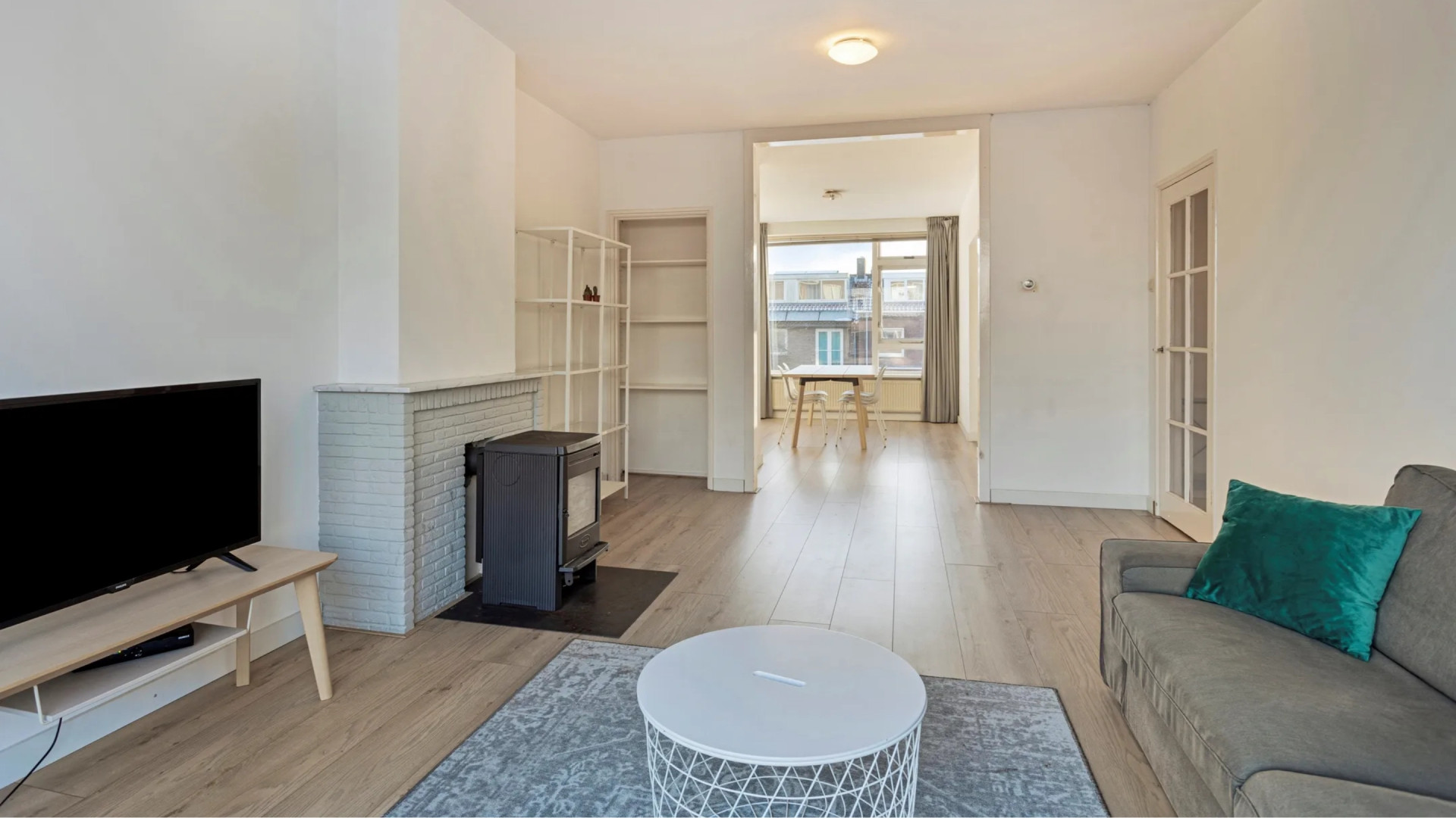 Trollenkoning Dotan Harpenau verhuurt zijn wel zeer simpel ingerichte appartement. Zie foto's 4