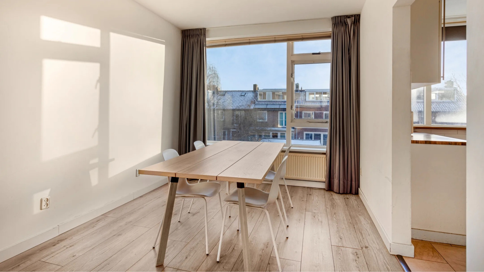 Trollenkoning Dotan Harpenau verhuurt zijn wel zeer simpel ingerichte appartement. Zie foto's 5
