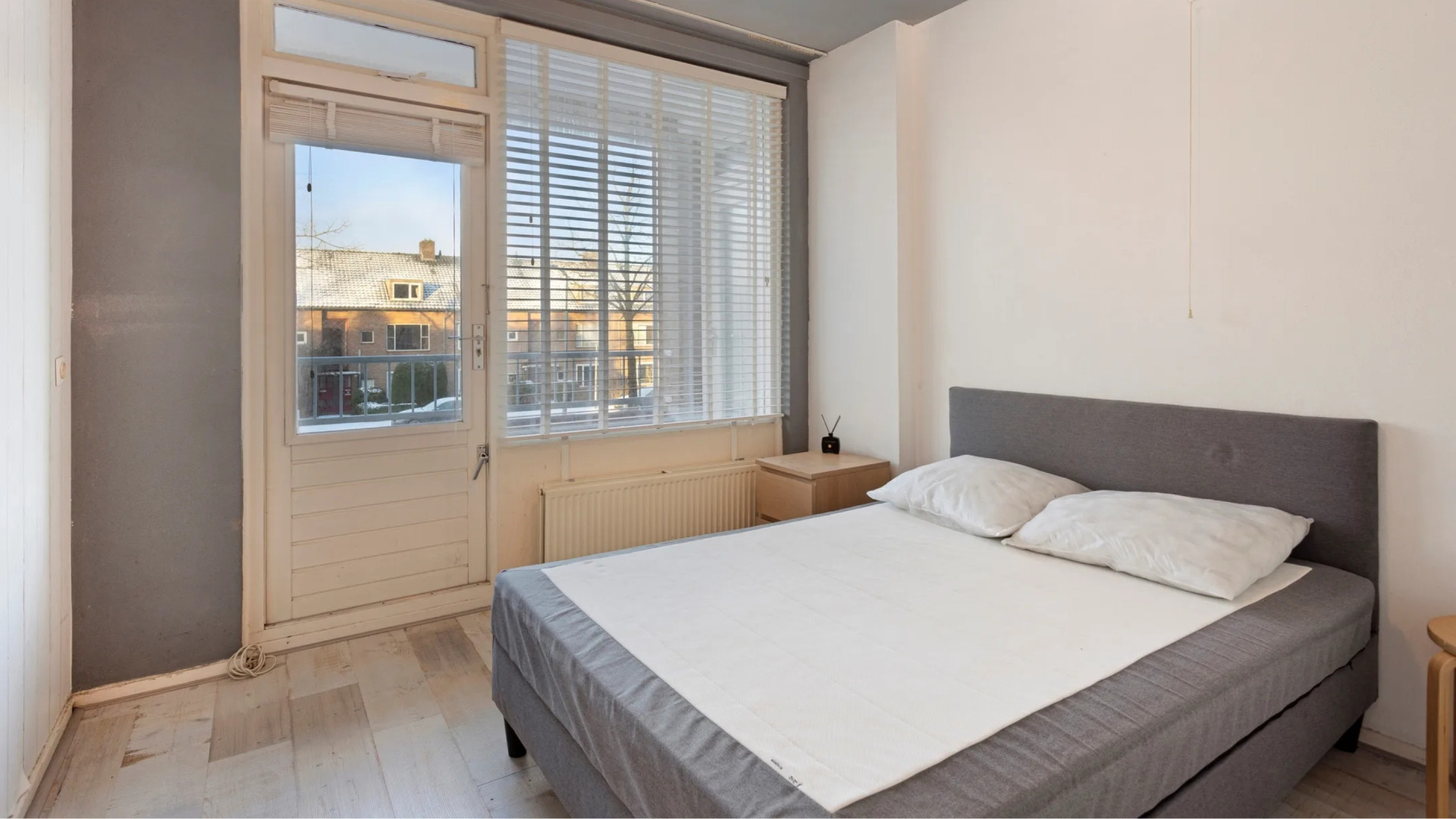 Trollenkoning Dotan Harpenau verhuurt zijn wel zeer simpel ingerichte appartement. Zie foto's 8