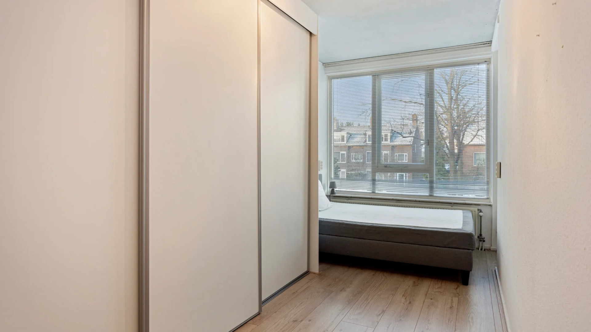 Trollenkoning Dotan Harpenau verhuurt zijn wel zeer simpel ingerichte appartement. Zie foto's 9