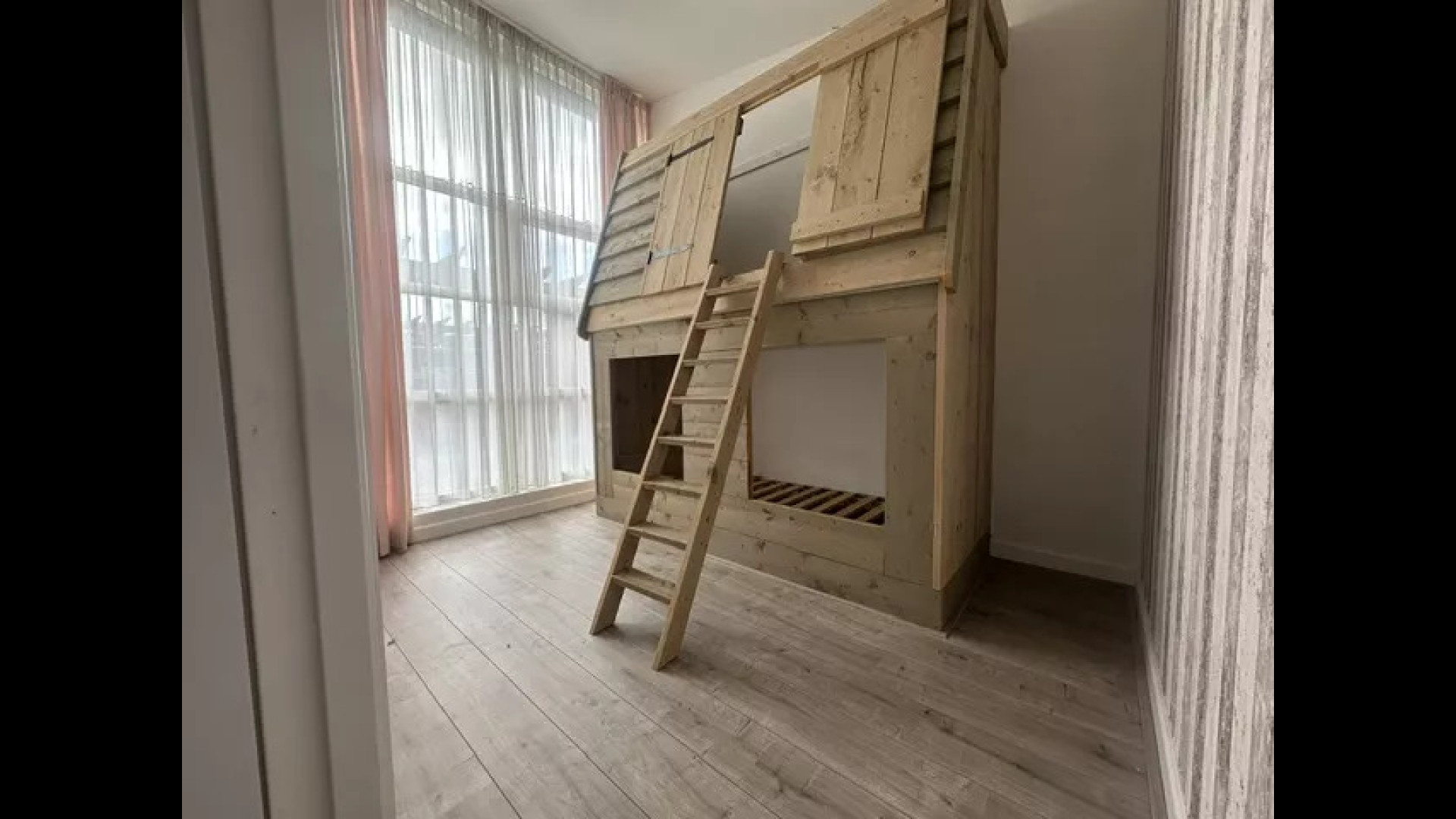 Eelko van Kooten en Olcay Gulsen zetten hun knusse Hilversumse woning te huur. Zie foto’s 8