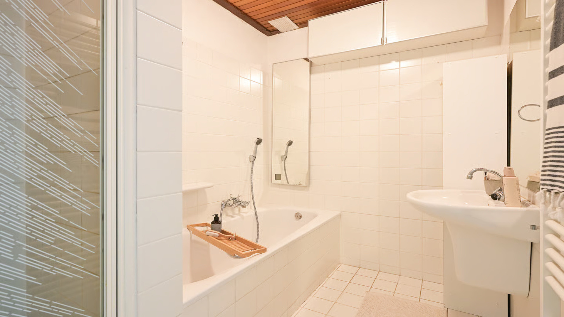 SBS ster Jan Versteegh zet zijn Haagse appartement te koop. Zie foto’s 8