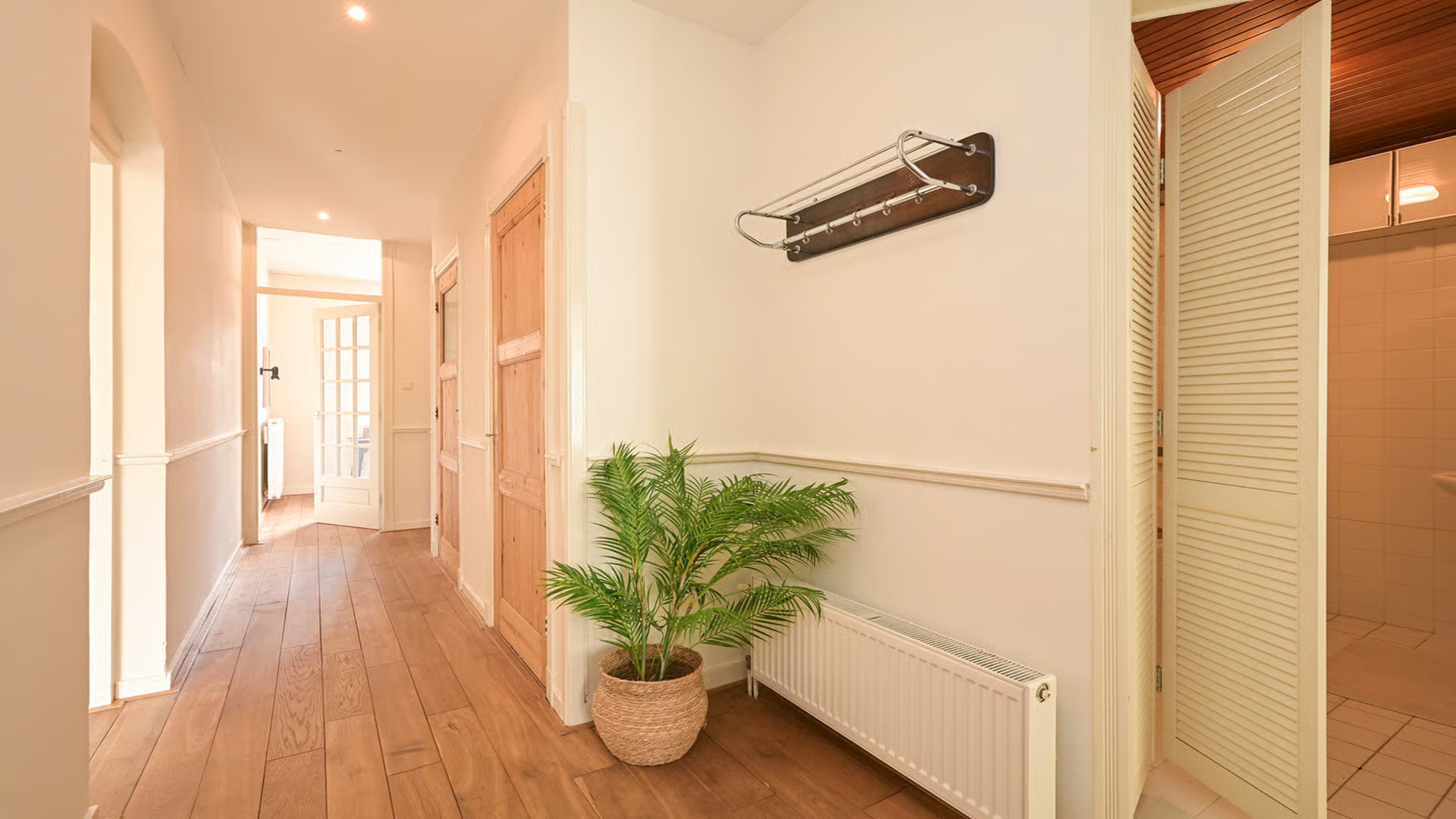 SBS ster Jan Versteegh zet zijn Haagse appartement te koop. Zie foto’s 11