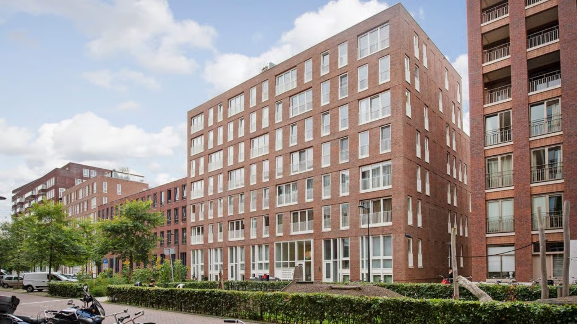 Voetballer Steven Bergwijn zet zijn totaal gerenoveerde miljoenenappartement in Amsterdam te koop. Zie foto's 2