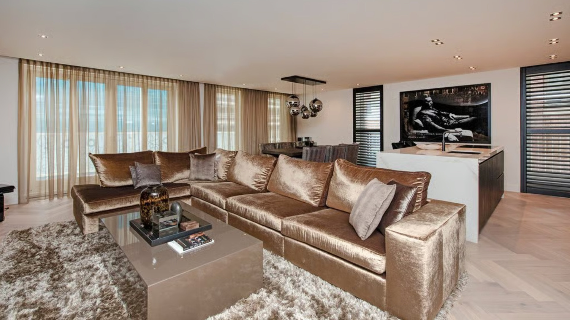 Voetballer Steven Bergwijn zet zijn totaal gerenoveerde miljoenenappartement in Amsterdam te koop. Zie foto's 5
