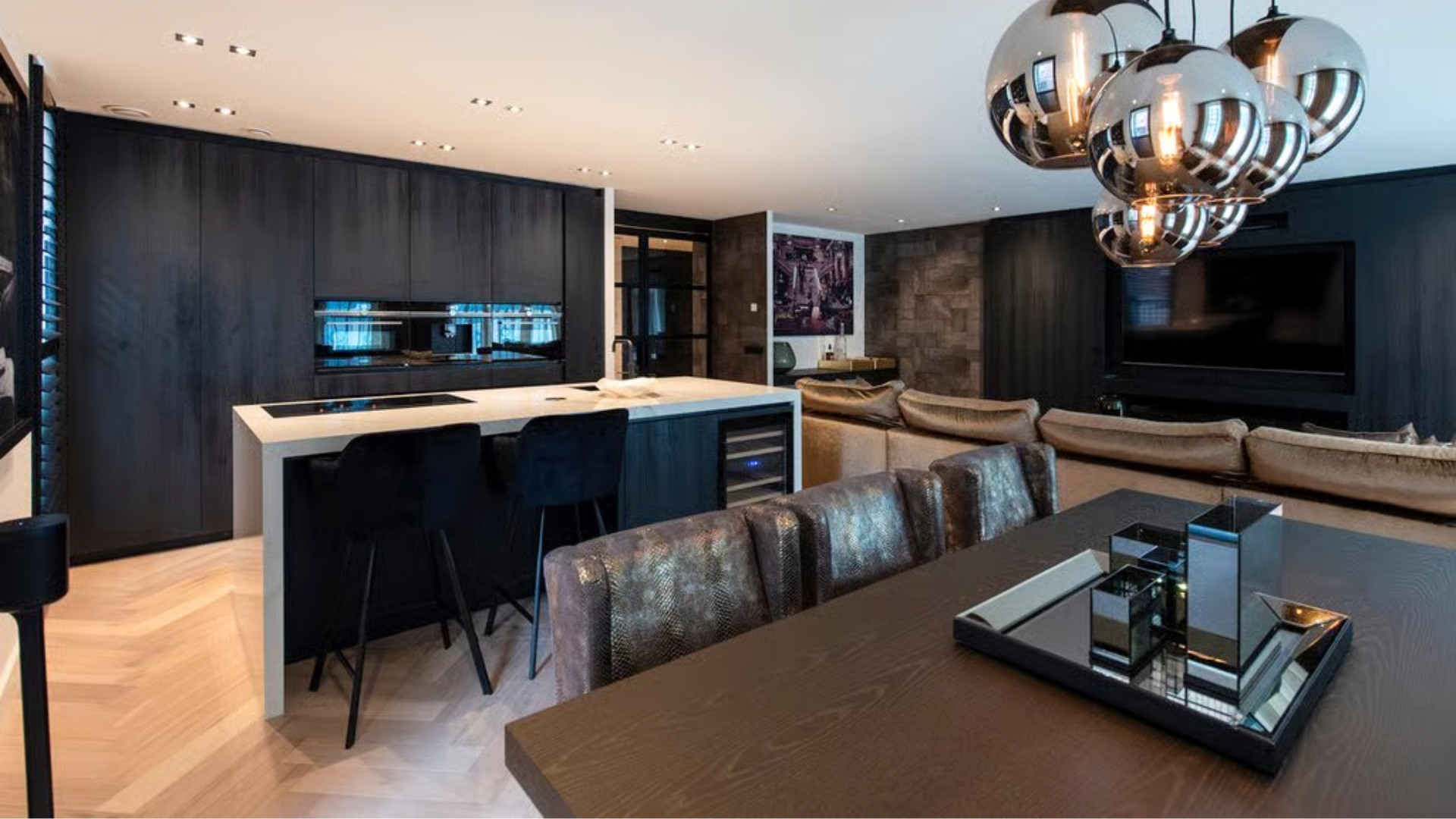 Voetballer Steven Bergwijn zet zijn totaal gerenoveerde miljoenenappartement in Amsterdam te koop. Zie foto's 4