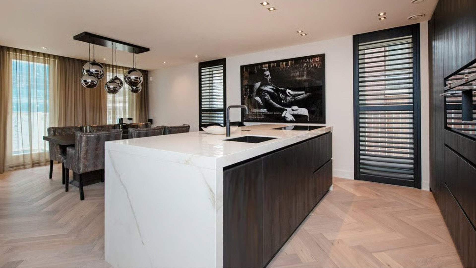 Voetballer Steven Bergwijn zet zijn totaal gerenoveerde miljoenenappartement in Amsterdam te koop. Zie foto's 6