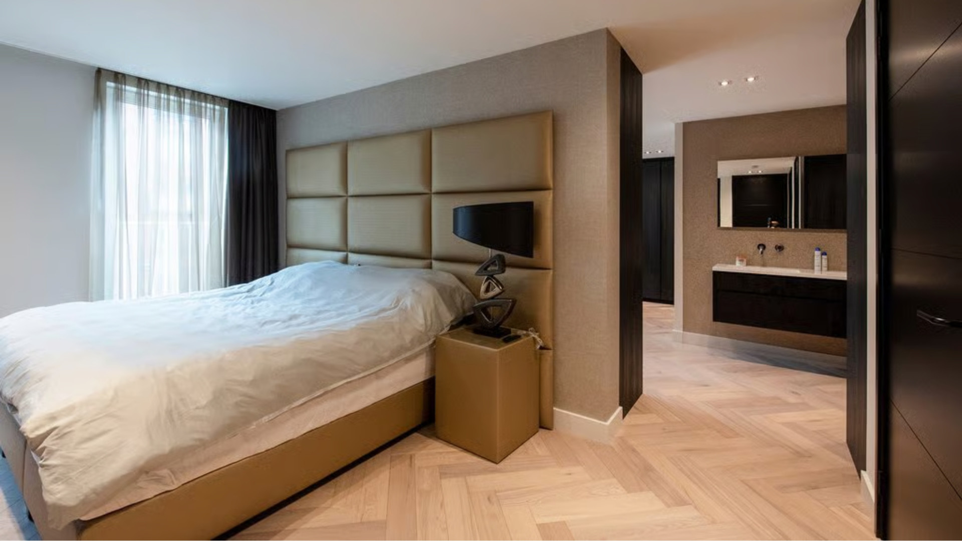 Voetballer Steven Bergwijn zet zijn totaal gerenoveerde miljoenenappartement in Amsterdam te koop. Zie foto's 7