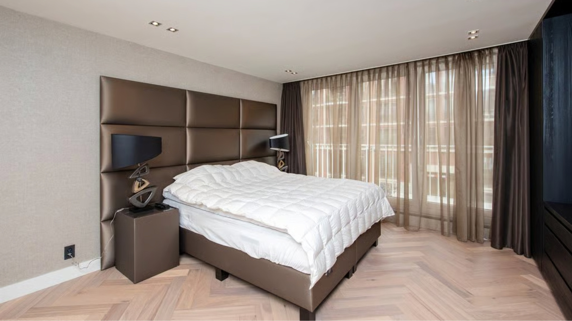 Voetballer Steven Bergwijn zet zijn totaal gerenoveerde miljoenenappartement in Amsterdam te koop. Zie foto's 9