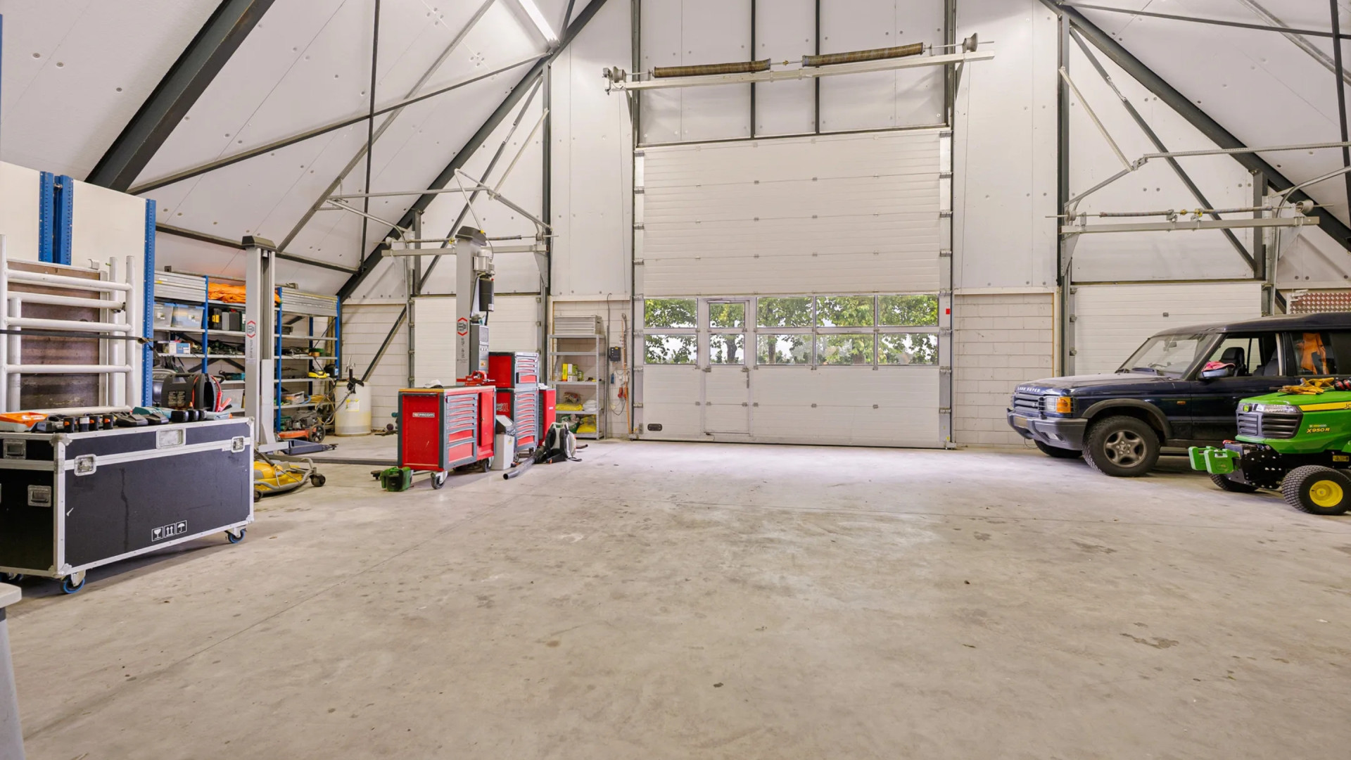 Voormalig Blik op de Weg-presentator Leo de Haas zet zijn woonboerderij te koop. Zie beelden 11