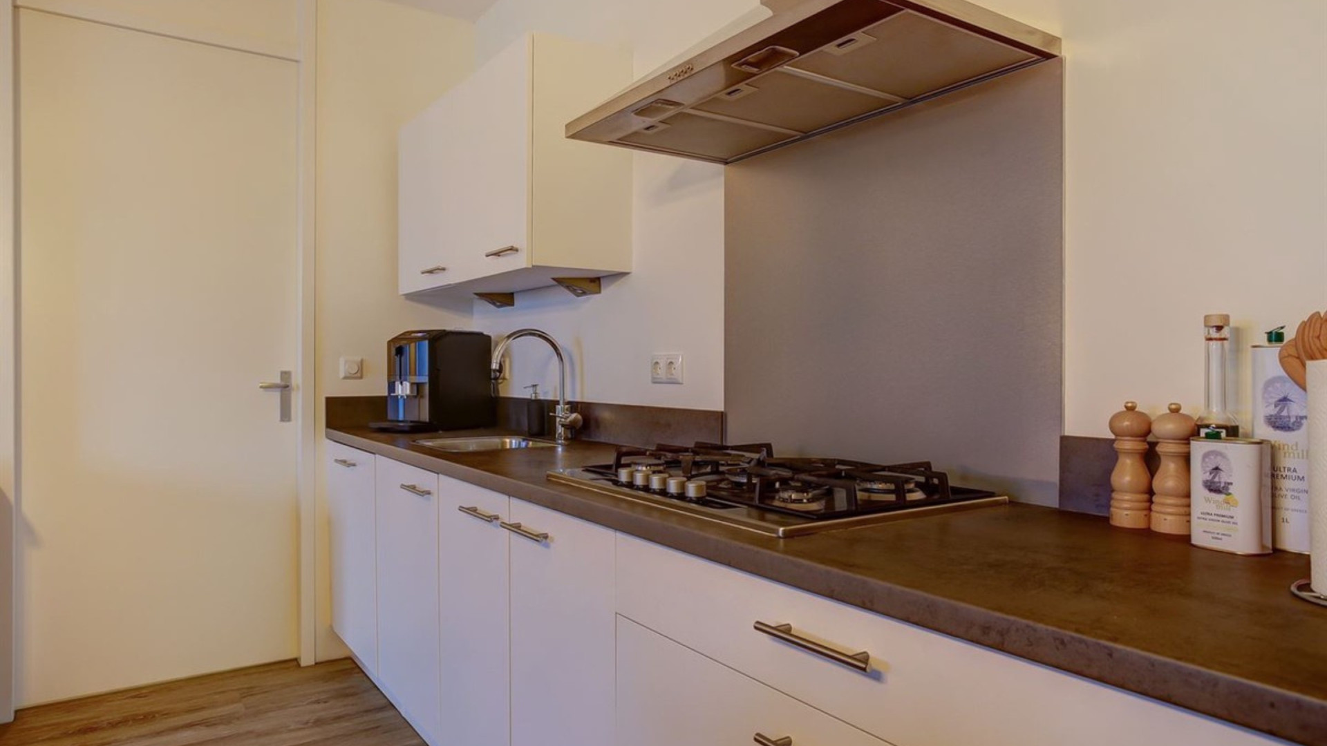 Binnenkijken in de woning van de vrouw van Wilfred Genee nu zij hem heeft verlaten. Zie foto's 7
