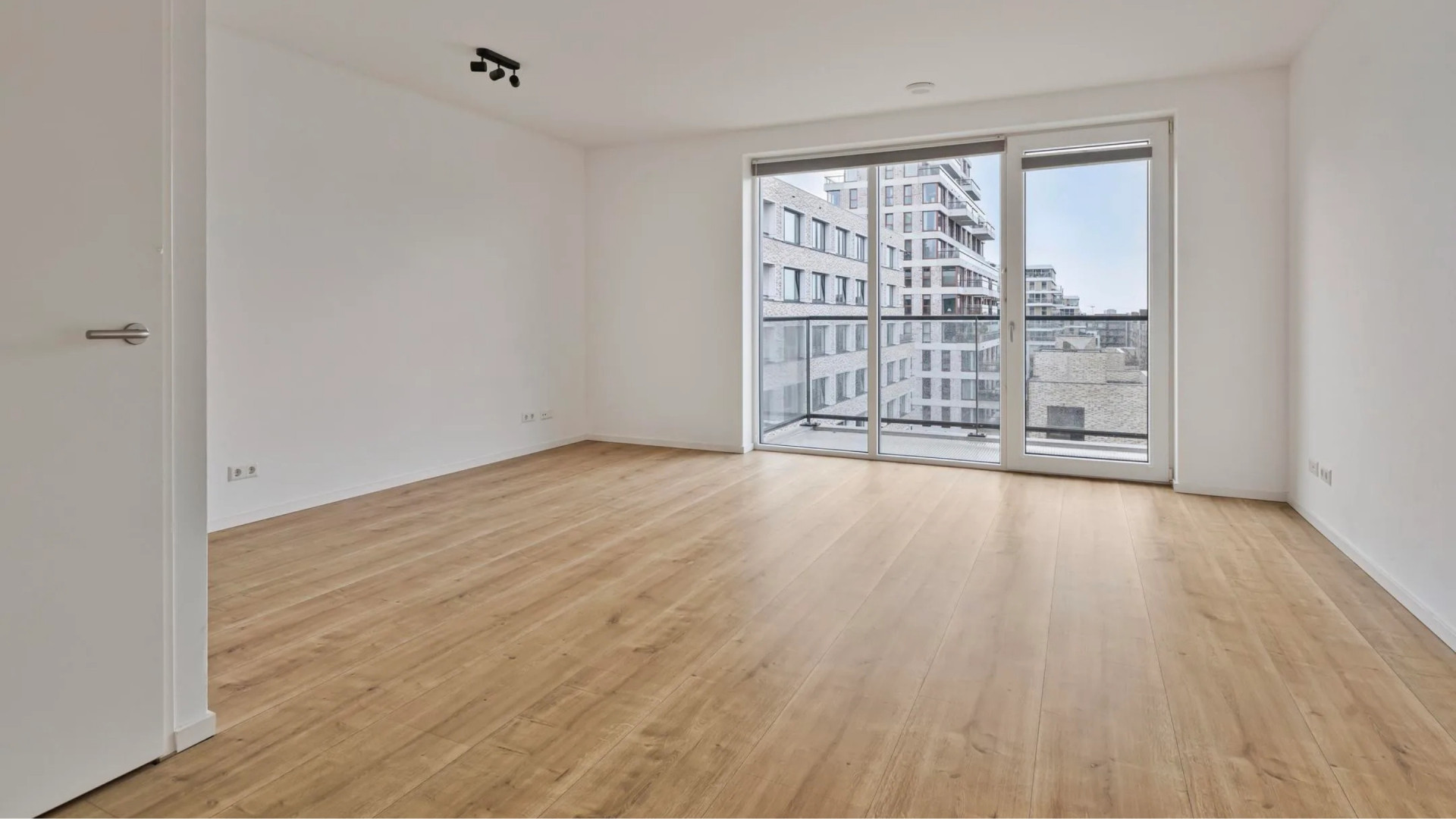 Topmodel Romee Strijd zet haar Amsterdamse appartement wéér te huur. Zie foto's 2