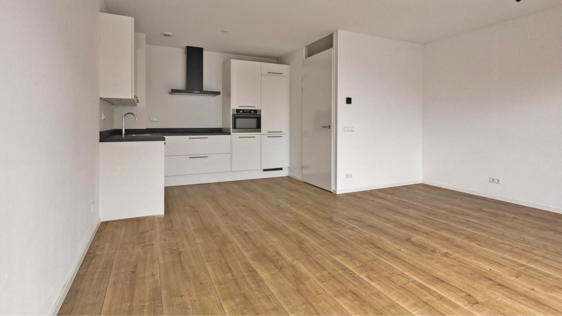 Topmodel Romee Strijd zet haar Amsterdamse appartement wéér te huur. Zie foto's 6