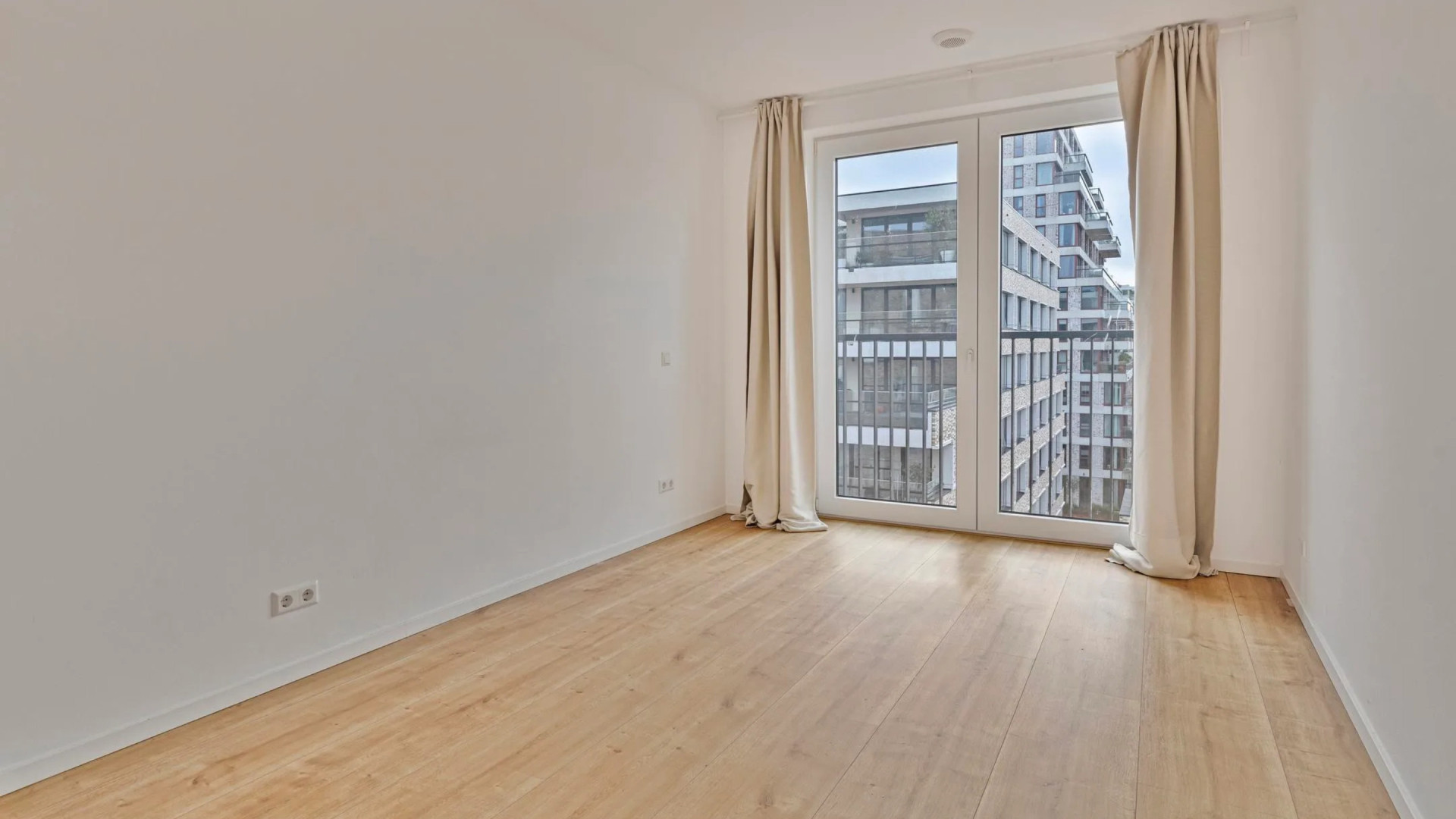 Topmodel Romee Strijd zet haar Amsterdamse appartement wéér te huur. Zie foto's 7
