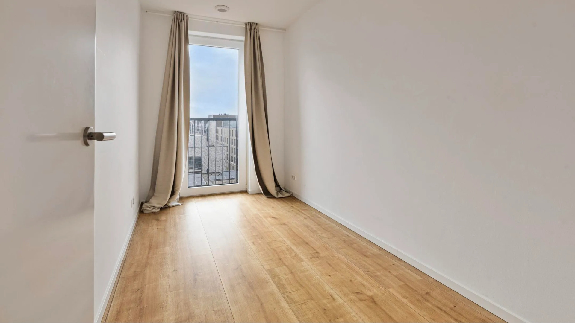Topmodel Romee Strijd zet haar Amsterdamse appartement wéér te huur. Zie foto's 9