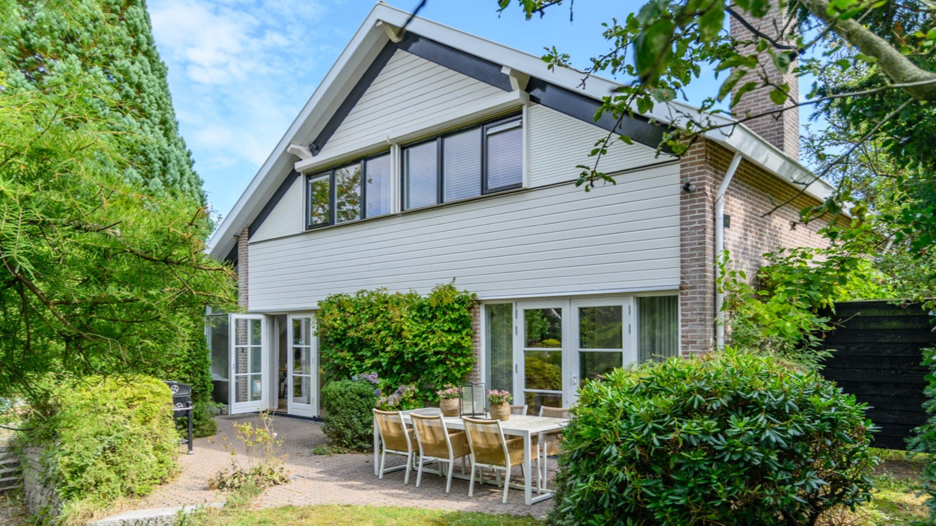 Jutta Leerdam zet haar vrijstaande villa in Heerenveen te koop. Zie beelden 8