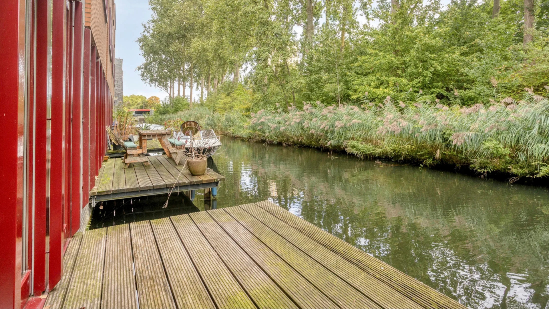 Acteur Jan Kooijman zet zijn Amsterdamse waterwoning met eigen steiger te koop. Zie foto's 11