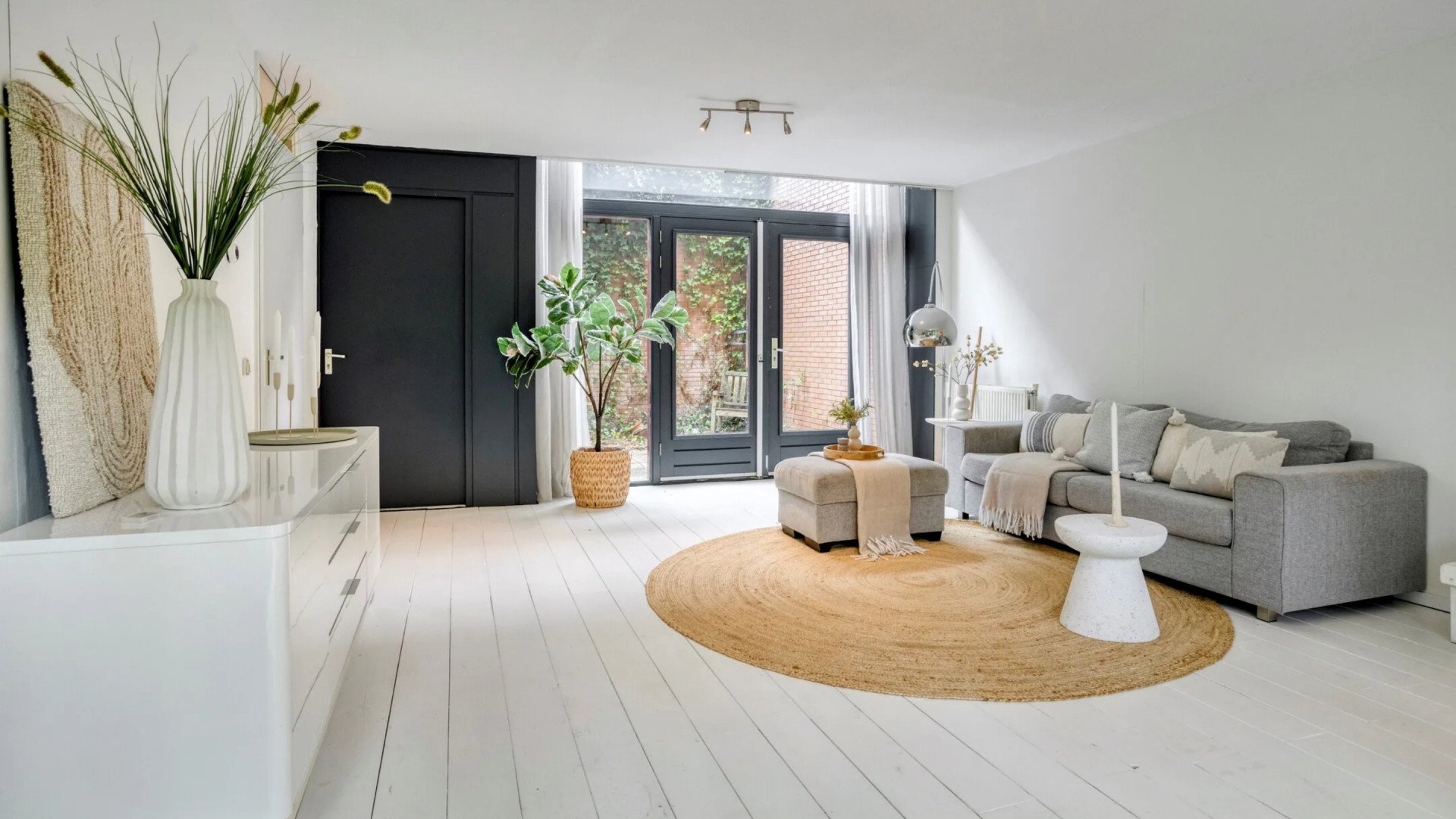 Acteur Jan Kooijman zet zijn Amsterdamse waterwoning met eigen steiger te koop. Zie foto's 2