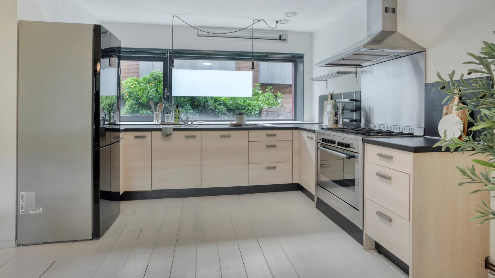 Acteur Jan Kooijman zet zijn Amsterdamse waterwoning met eigen steiger te koop. Zie foto's 5