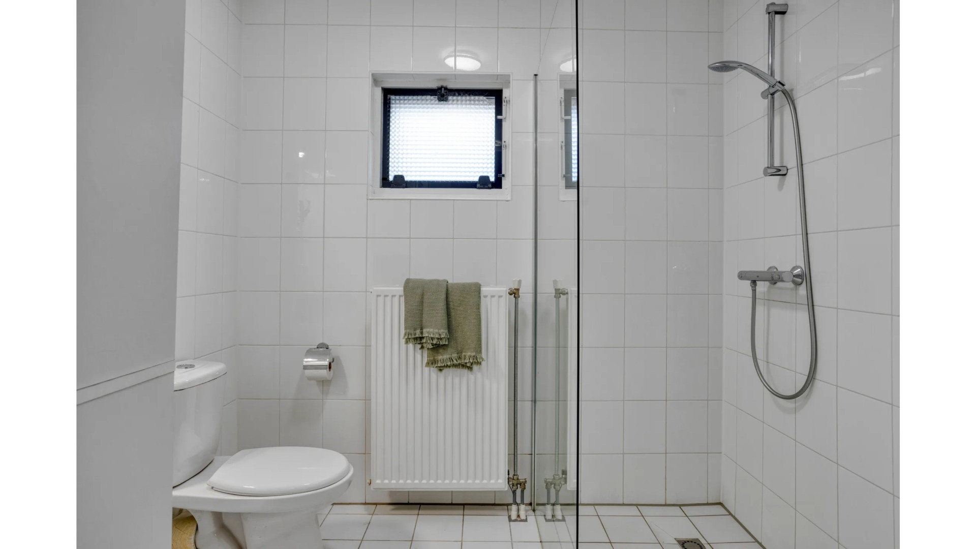 Acteur Jan Kooijman zet zijn Amsterdamse waterwoning met eigen steiger te koop. Zie foto's 8