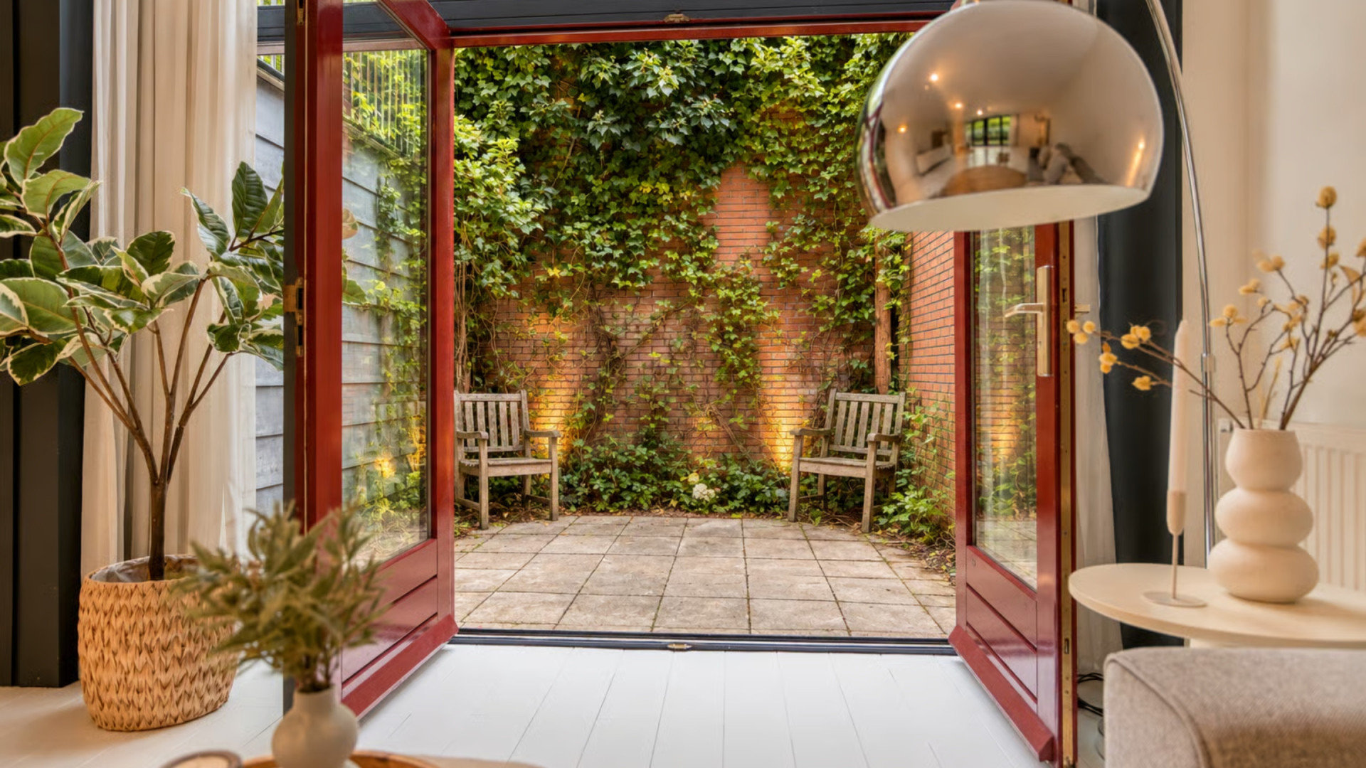 Acteur Jan Kooijman zet zijn Amsterdamse waterwoning met eigen steiger te koop. Zie foto's 9