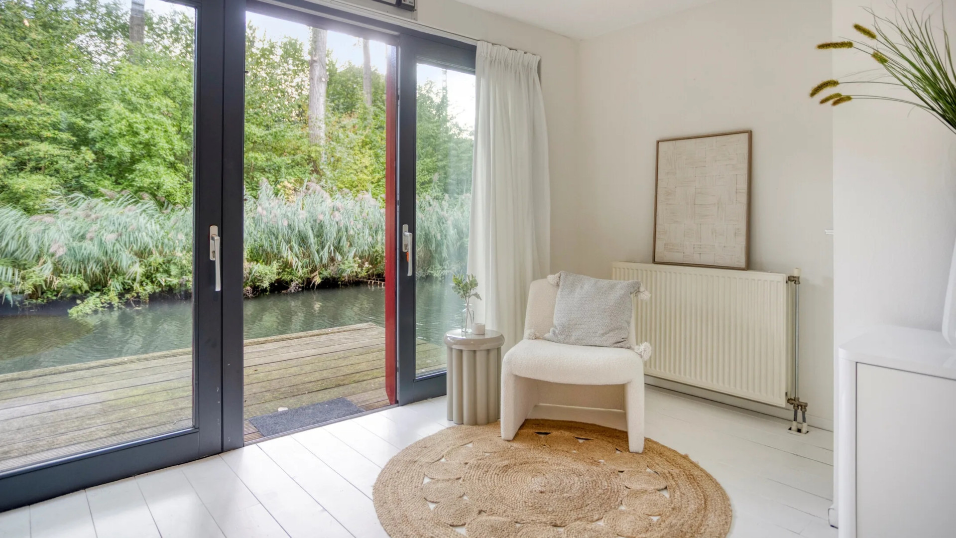 Acteur Jan Kooijman zet zijn Amsterdamse waterwoning met eigen steiger te koop. Zie foto's 10